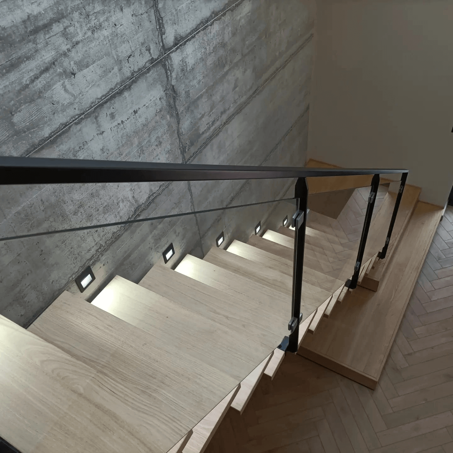 Escalier réalisé par la sainte matière en bois et acier sur un fond brut